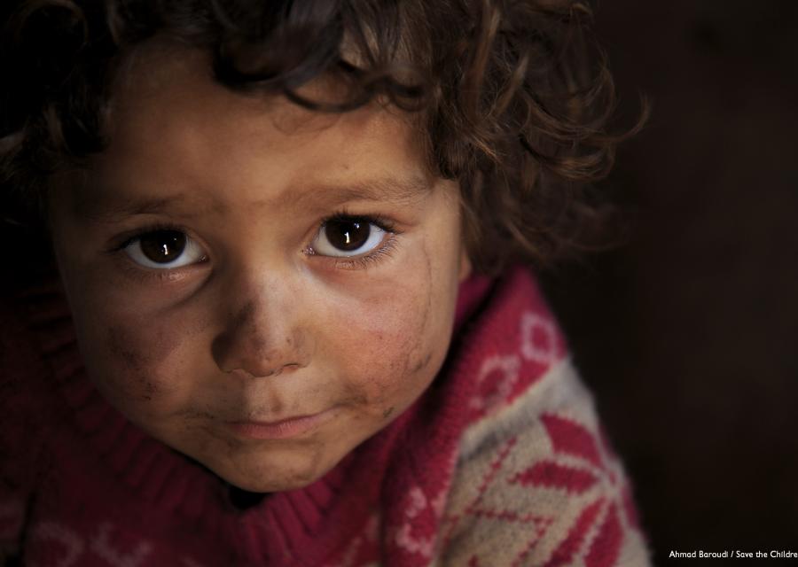 primo piano bambina siriana