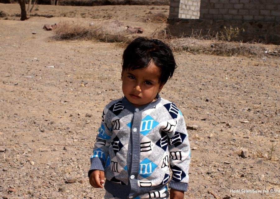 bambino-yemenita-3-anni-in-piedi-frontale