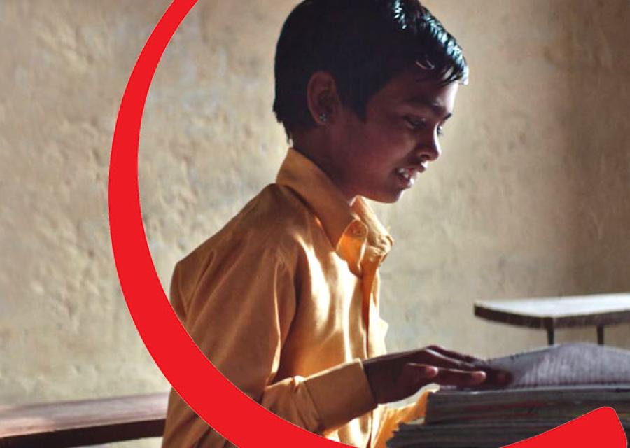 bambino al banco di scuola che scrive