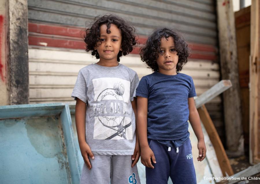 Due bambini libanesi in piedi davanti alla loro casa danneggiata dall esplosione avvenuta a Beirut