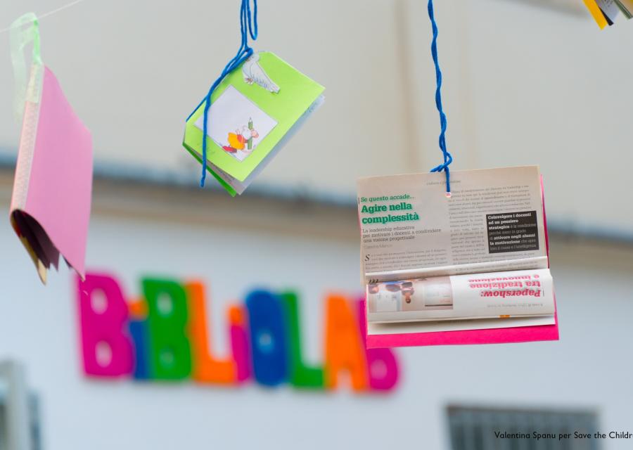 libri appesi colorati davanti a una biblioteca 