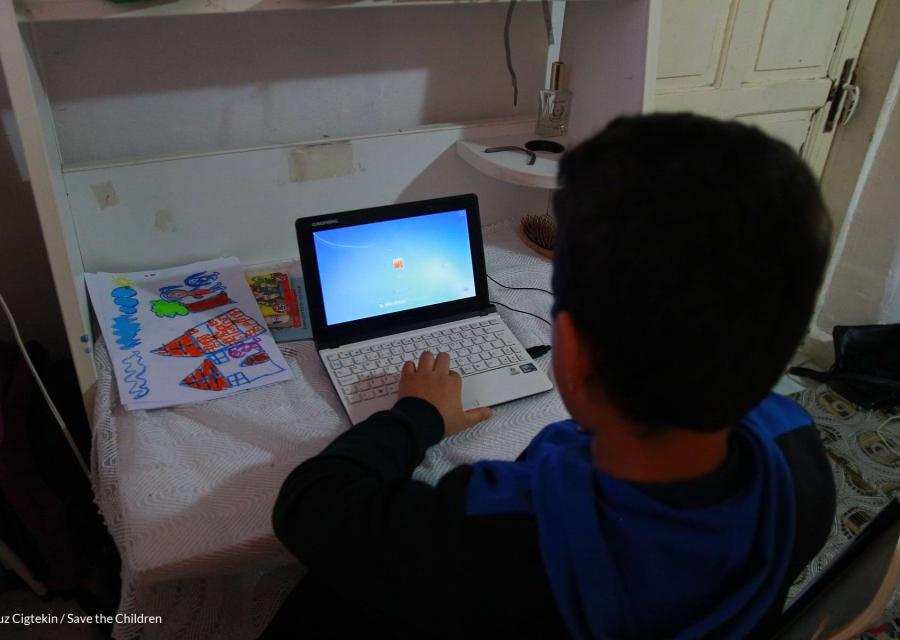 bambino di spalle al pc