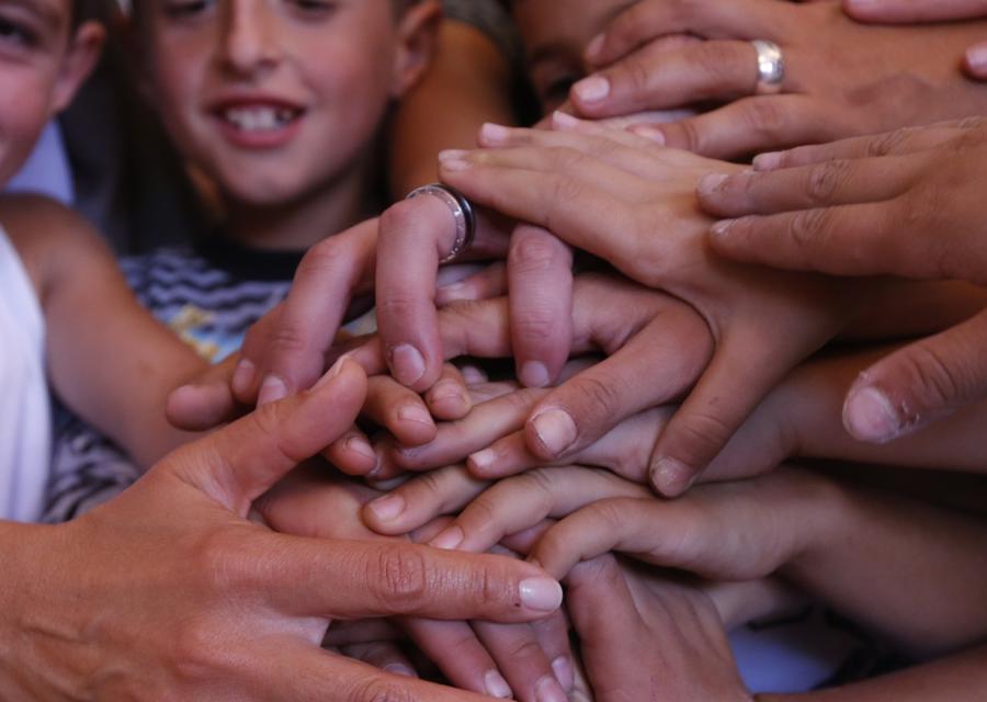 mani di bambini e bambine unite