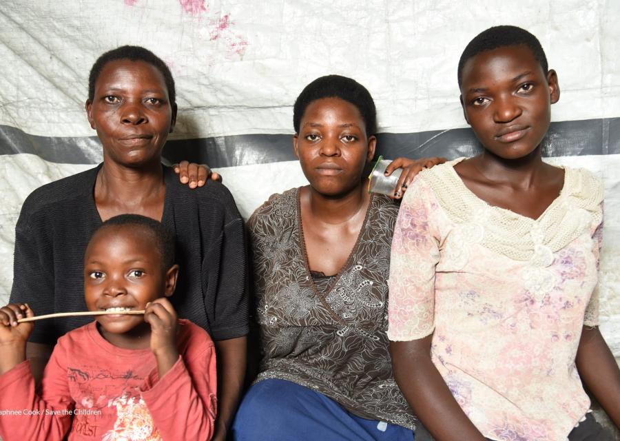 Ritratto di una famiglia del Burundi composta da tre donne e un bambino.