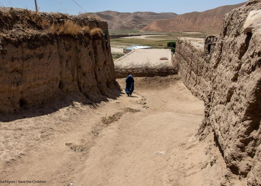 ragazza con velo cammina tra le mura della città iraniana