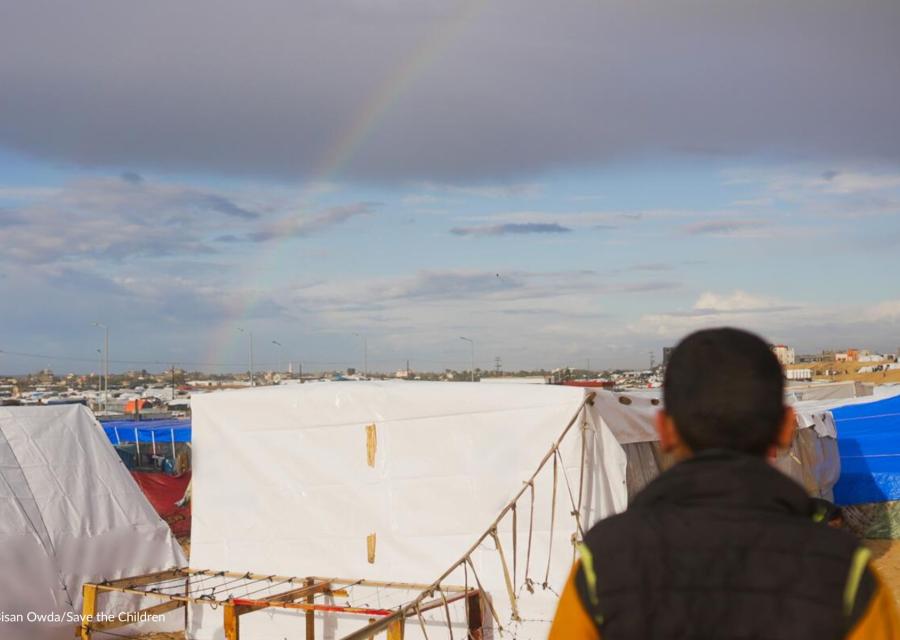 bambino di gaza che guarda un arcobaleno 