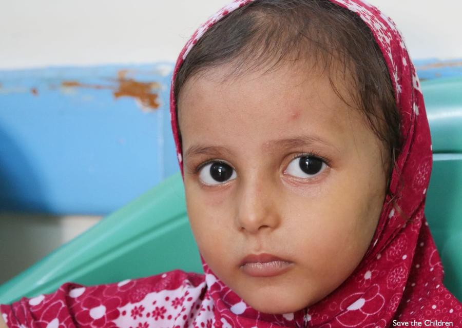 Primo piano bambina yemenita con velo rosso
