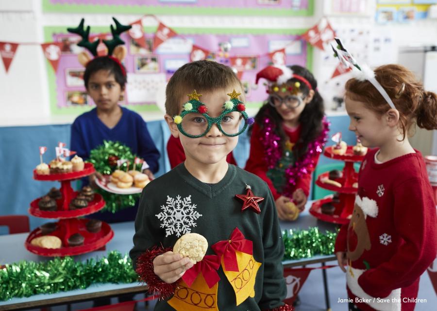 bambino con maglione a tema natalizio per il Christmas Jumper Day