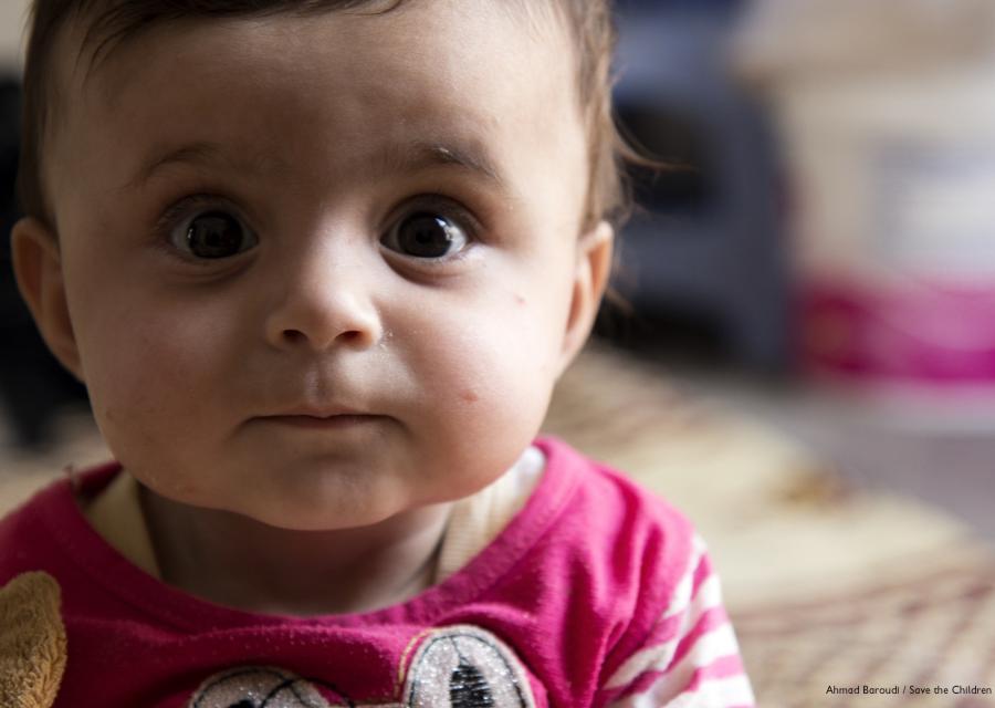 primo piano bambino con occhi marroni e capelli castano chiaro