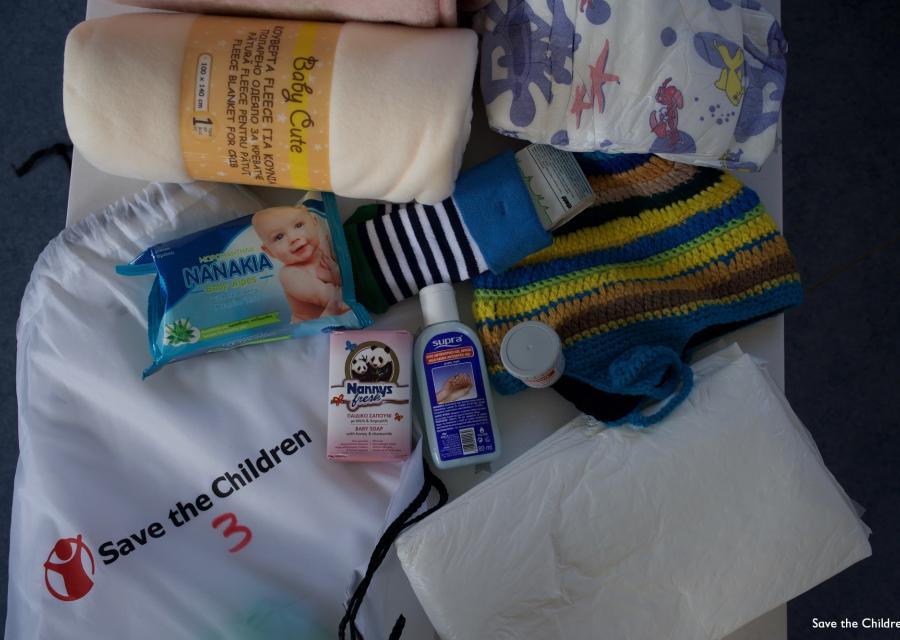 kit per genitori e neonato dove ci sono salviette, coperte, calzine, pannolini etc