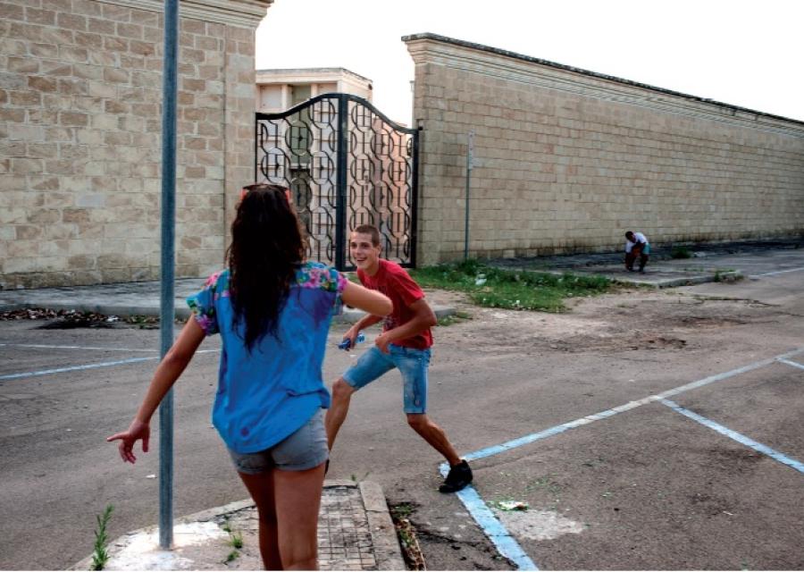 Povertà Italia, quando l'unico posto per giocare è un Cimitero