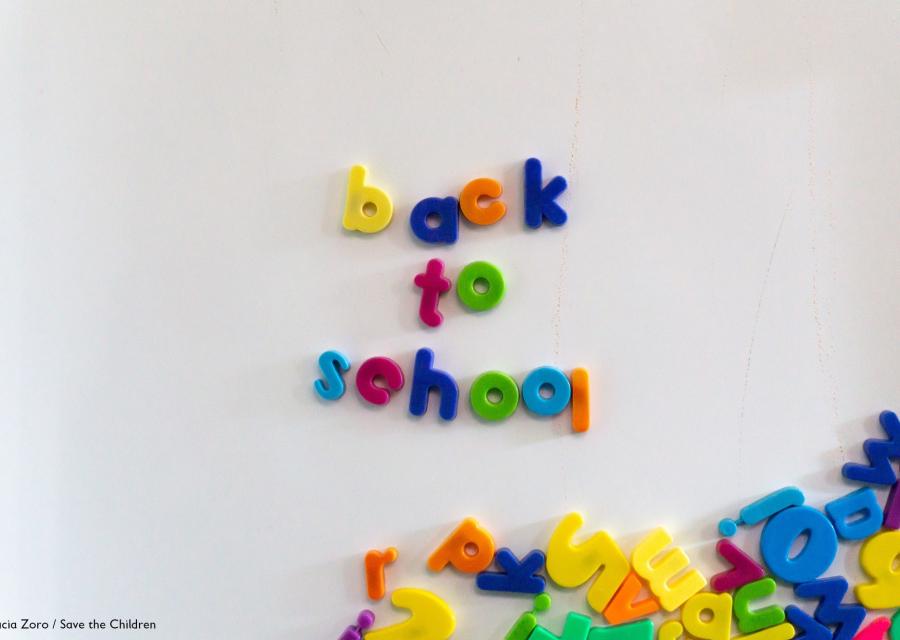 lavagnetta magnetica con lettere colorate unite a formare la scritta "Back to school"