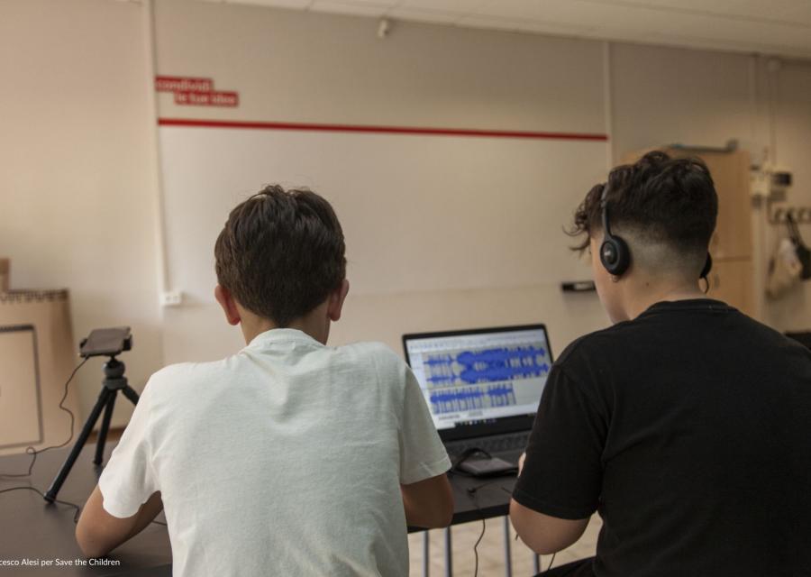 ragazzi davanti al computer 