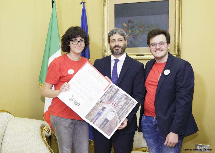 Consegna 35mila firme Roberto Fico