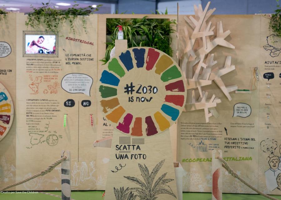 pannelli espostivi per la conferenza sugli obiettivi di sviluppo sostenibile con hashtag 2030 
