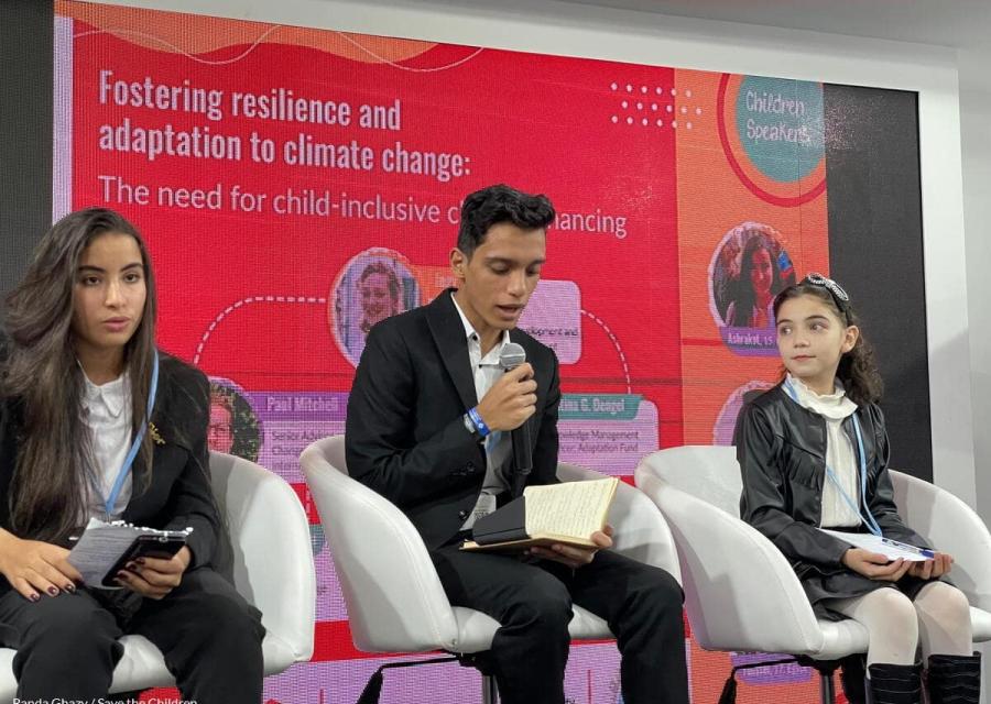 bambini e giovani sul palco della cop27 con fogli in mano e microfono mentre elencano le loro richieste ai leader mondiali 