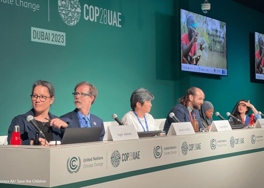 persone delegate alla cop28 tra i tavoli dei negoziati 