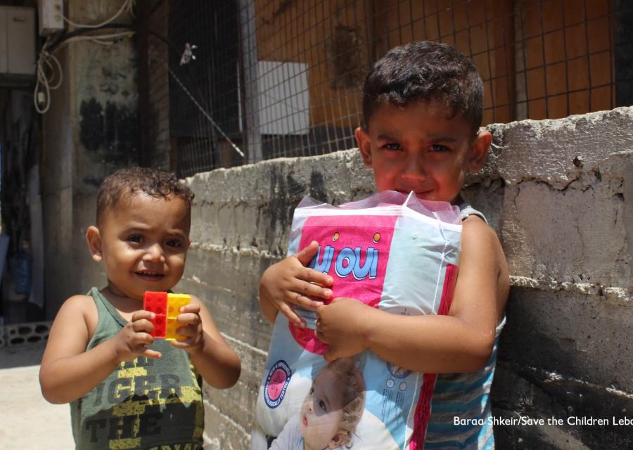due bambini libanesi stringono premi primari distribuiti da save the children e i partner sul territorio