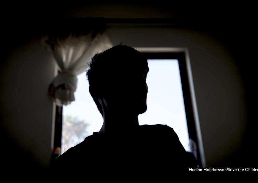 primo piano del profilo di un ragazzo quindicenne nell ombra