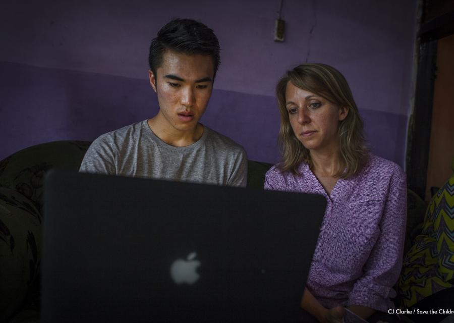 un ragazzo e una signora davanti a un pc apple