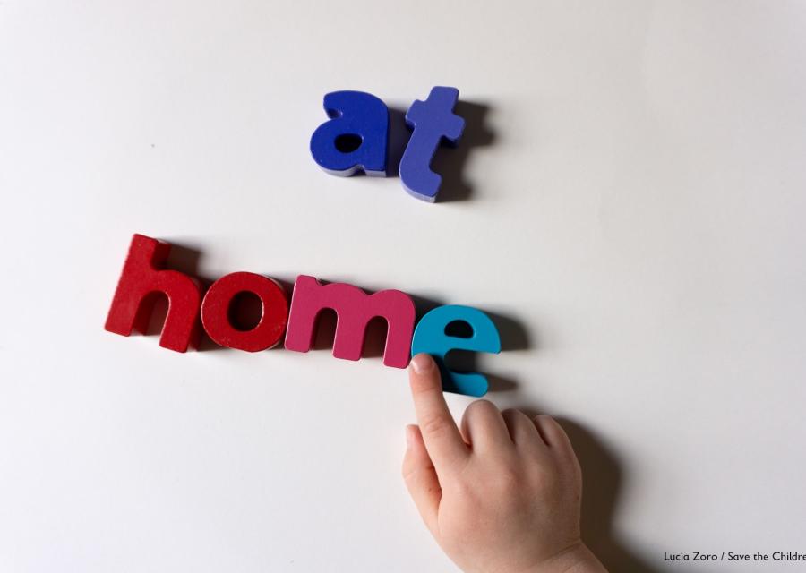 lettere magnetiche che formano la scritta at home