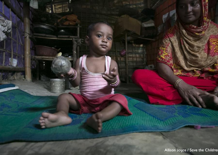 Bambino rohingya gioca seduto a terra