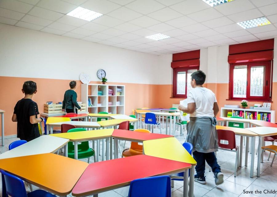 3 ragazzi in aula disposta secondo il metodo della didattica aperta
