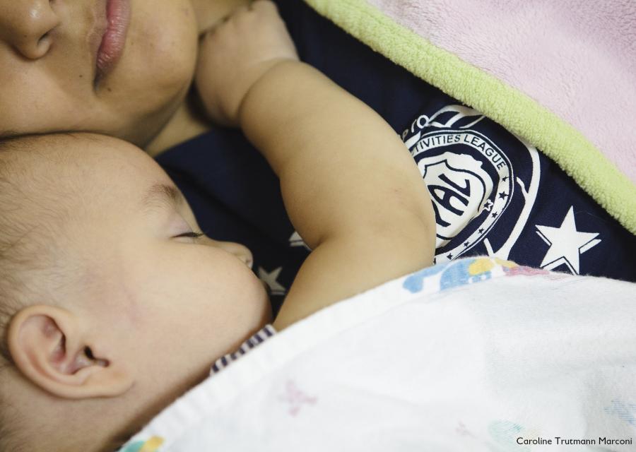 primo piano mamma e neonato che dormono insieme abbracciati