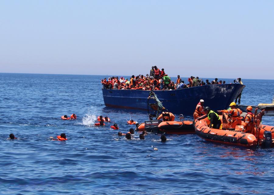 Nave nel Mediterraneo affiancata da gommone di salvataggio