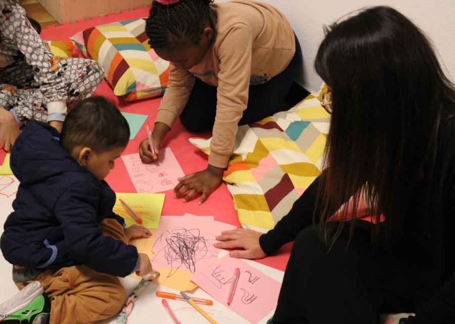 bambini che nel progetto crescere insieme disegnano e colorano su fogli