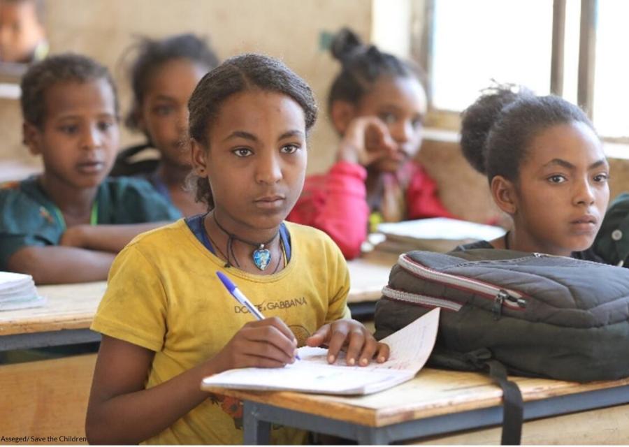 Bambine che seguono una lezione in una scuola supportata da Save the Children