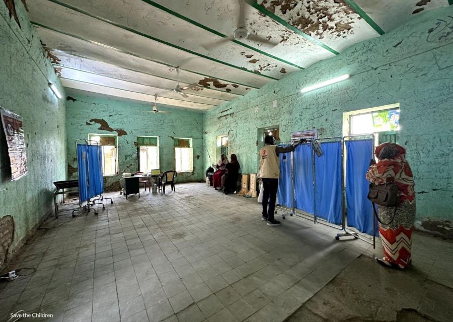 struttura sanitaria in Sudan con operatori che allestiscono la sala