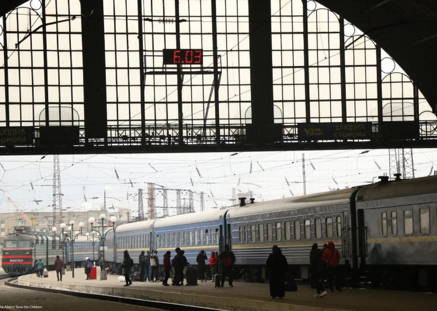 Famiglie in transito alla stazione di Lviv