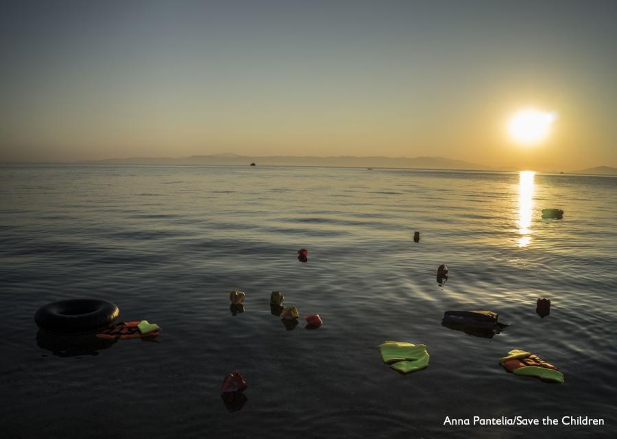 resti di giubbotti salvagente e gommoni galleggiano in mare al tramonto
