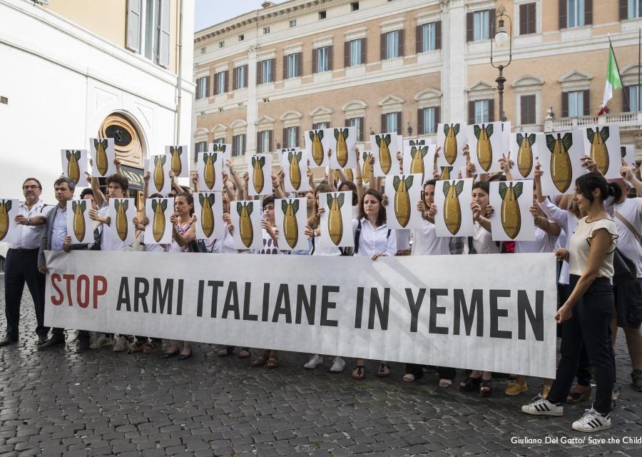 Gruppo di persone davanti a Monte Citorio tengono uno striscione con la scritta "Stop armi italiane in Yemen"