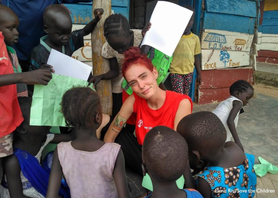 La web star LaSabri in visita a uno dei progetti di Save the Children in Uganda gioca con i bambini in un child friendly space