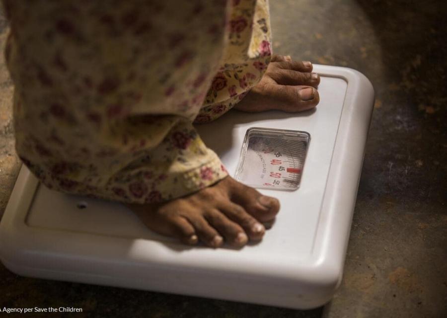 piedi di bambino su bilancia che si pesa per disturbi del comportamento alimentare