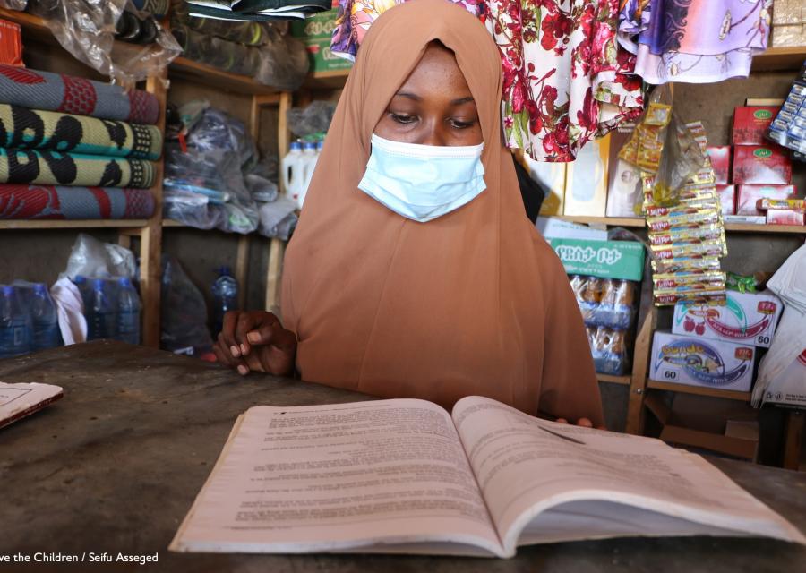 Bambina che studia durante la pandemia da Covid-19