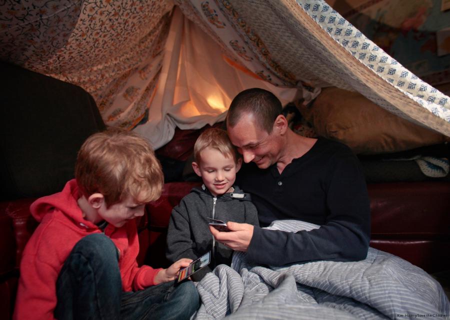 Papà con i propri figli in una tenda che giocano