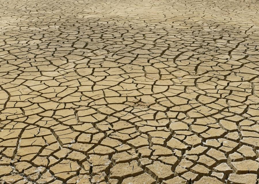 terreno arido e secco per siccità 
