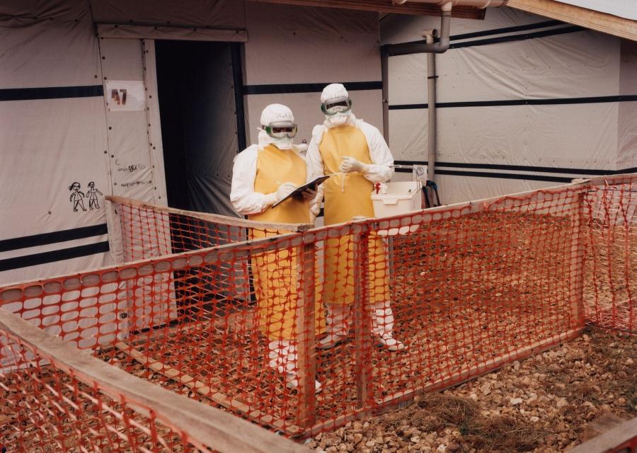 due-persone-con-copertura-anti-ebola