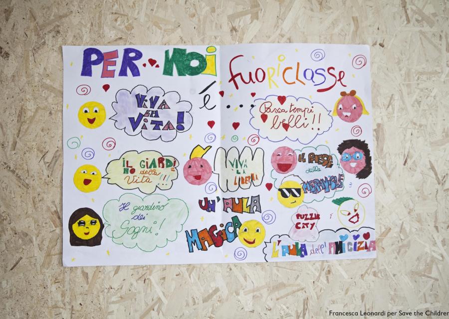 foglio con scritte e disegni colorati fatti da bambini e bambine