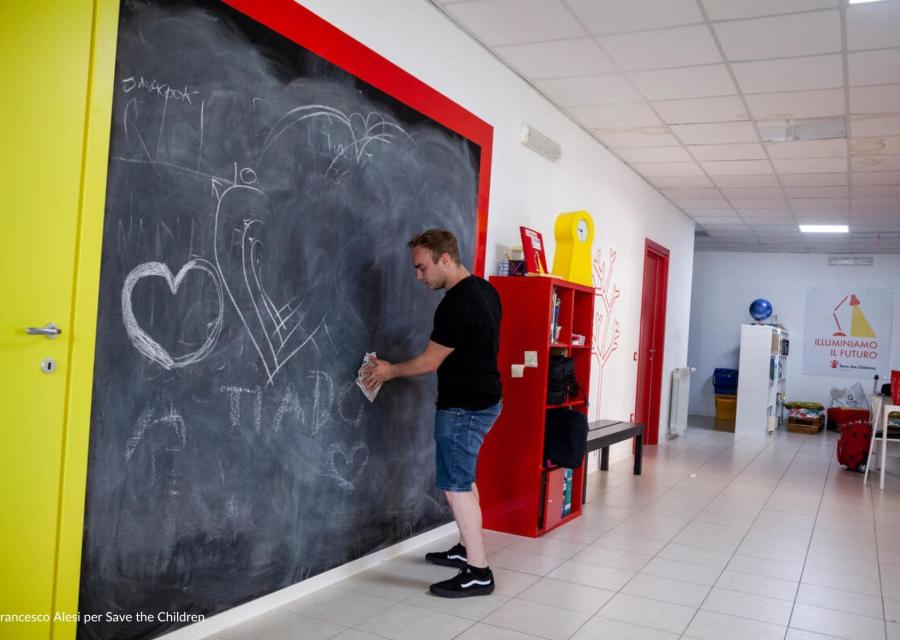 educazione sessuale a scuola, ragazzo che pulisce lavagna con cuore