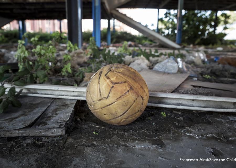 Primo piano pallone da pallavolo in luogo degradato