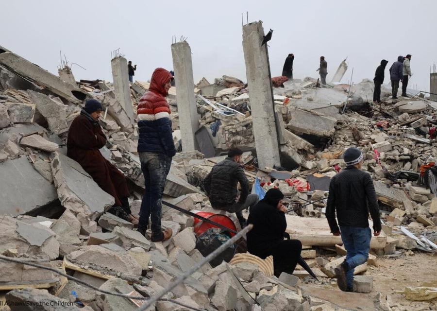 bambini sora le macerie dopo il terremoto in Turchia e Siria