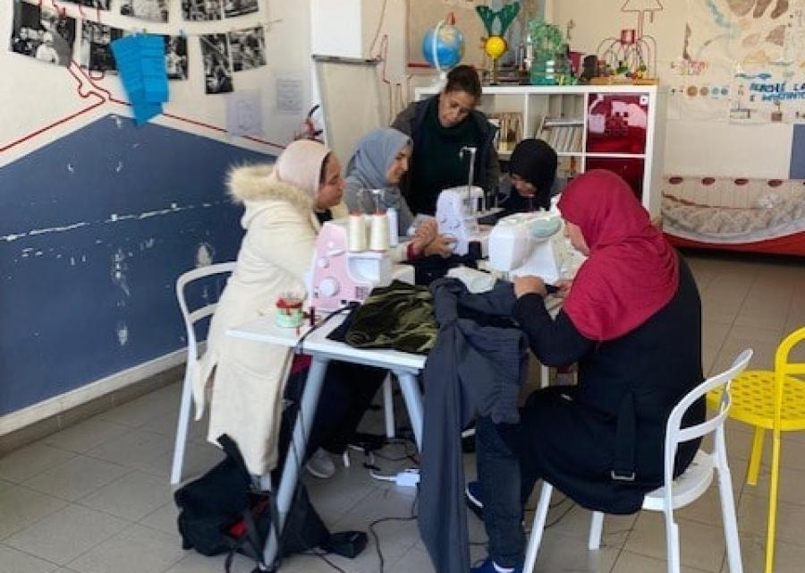 donne che attorno al tavolo utilizzano le macchine da cucine 