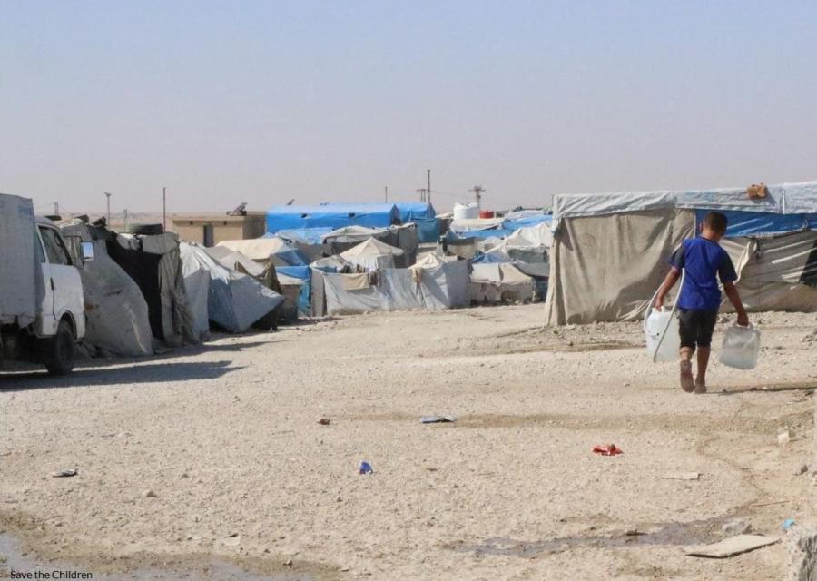 bambino che trasporta un secchio di acqua durante un epidemia di colera in medio oriente