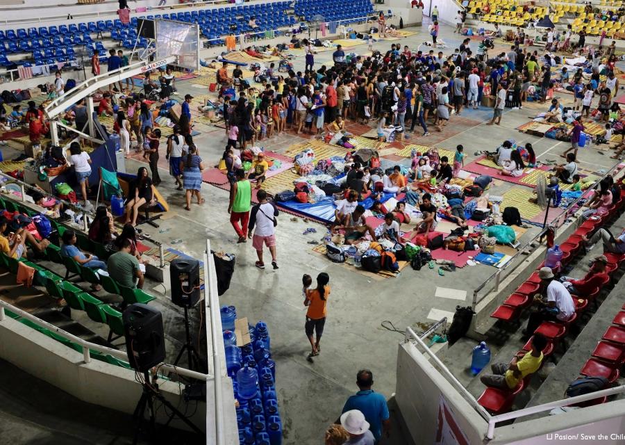 Arena piena di sfollati nelle Filippine.