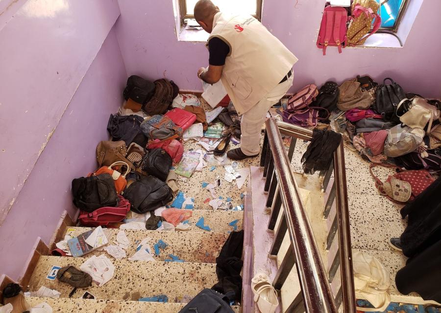 operatore-save-the-children-di-spalle-in-edificio-yemen