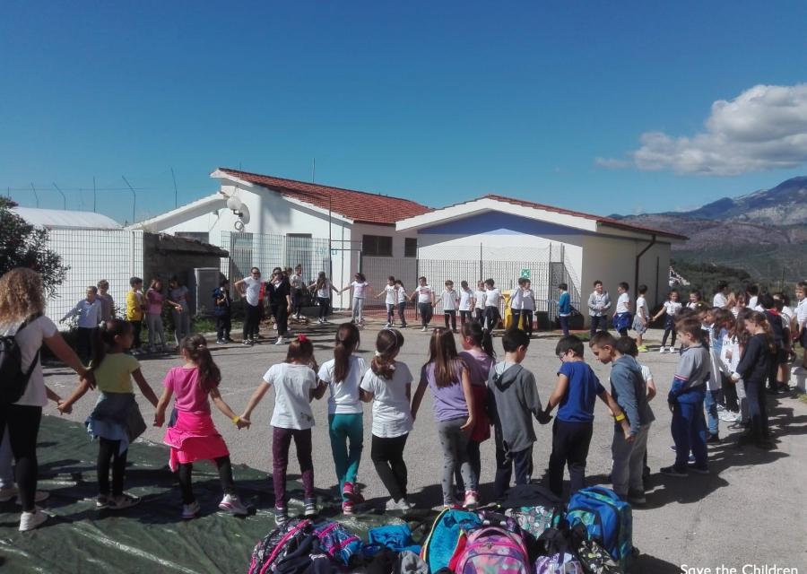bambini si danno la mano durante esercitazione childex 2019